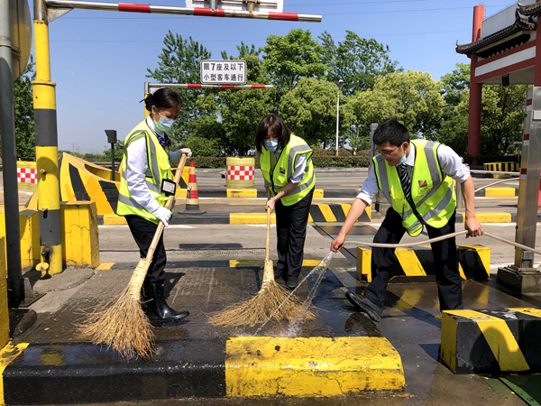11.收費(fèi)人員對(duì)收費(fèi)區(qū)域環(huán)境進(jìn)行清掃。_副本_副本.jpg