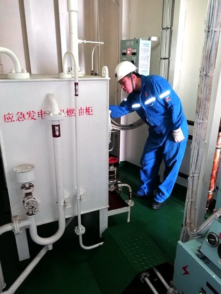 寧波海運(yùn)轄管“浙能5”輪輪機(jī)員在檢查機(jī)艙應(yīng)急設(shè)備。許眾攝_副本_副本.jpg