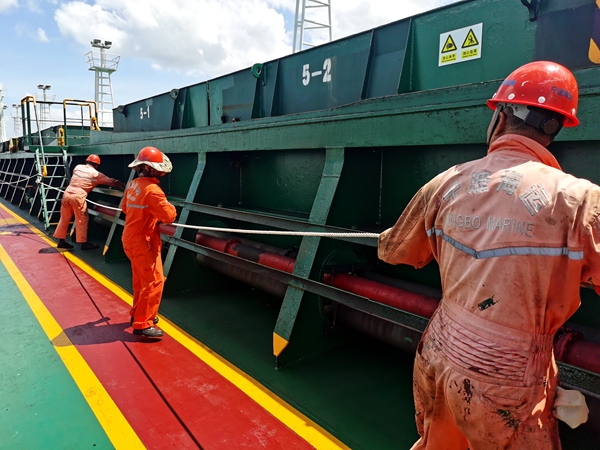 寧波海運(yùn)所屬“明州201”輪船員在臺(tái)風(fēng)來(lái)臨前，安裝好甲板扶手繩，確保人員安全。唐孟達(dá)攝_副本_副本.jpg