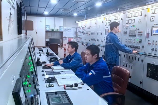 2.“明州507”輪輪機部船員做好值守，確保船舶設(shè)備保持良好運行狀態(tài)。張健華_副本_副本.jpg