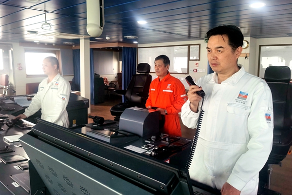 1.“明州507”輪船長指揮船舶航行。賈江濤攝_副本_副本.jpg