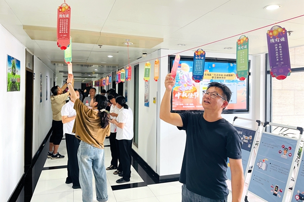 寧波海運(yùn)開(kāi)展“月滿中秋 喜迎國(guó)慶”職工趣味活動(dòng)。李虹鋒攝_副本.jpg