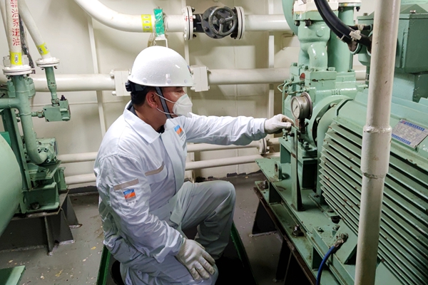 寧波海運(yùn)青年機(jī)務(wù)檢查船舶錨機(jī)油泵工況。郭文勝攝_副本.jpg