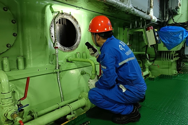 寧波海運(yùn)青年船員做好船舶主機(jī)掃氣箱檢查。閆小亮 攝_副本.jpg