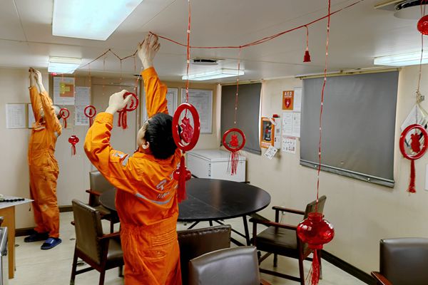 “浙能7”輪開展新春氛圍布置。張全利 攝_副本.jpg