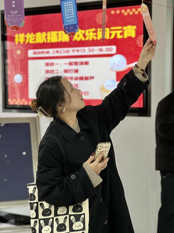 寧波海運(yùn)職工正在猜燈謎。黃崇武 攝_副本.jpg