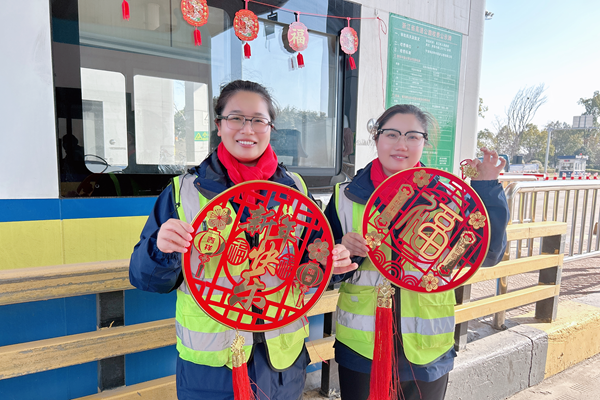 寧波海運明州高速橫街收費所員工向司乘人員送上節(jié)日的祝福。何曉意 攝_副本.png