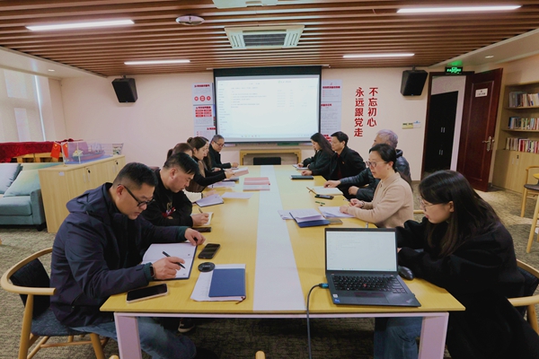 寧波海運(yùn)管理部門第二黨支部學(xué)貫黨代會精神。陸瑩 攝_副本.jpg