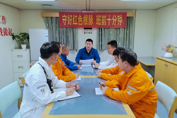 2月1日，寧波海運(yùn)毛旭東赴富興17輪船舶開展班前十分鐘活動，宣貫黨代會精神。黃崇武 攝 (2)_副本.jpg