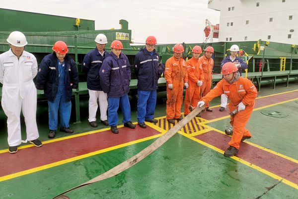 “明州59”輪船舶舉行了拋水龍帶實操比賽。林建偉 攝_副本.jpg