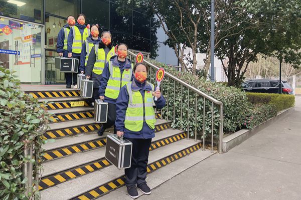 明州高速寧波西收費所收費員們在班前會后列隊準(zhǔn)備上崗。方隆 提供_副本.jpg