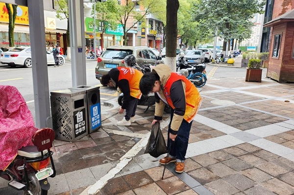 寧波海運志愿者們正在清理街區(qū)路面。周宇驊 攝_副本.jpg