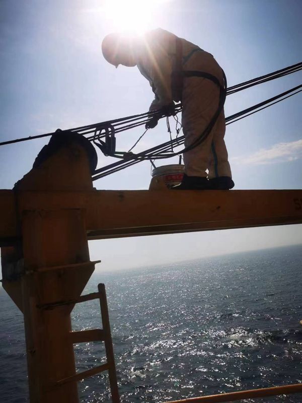 3-船員們開(kāi)展日常保養(yǎng)工作。陳芬杰 攝_副本.jpg