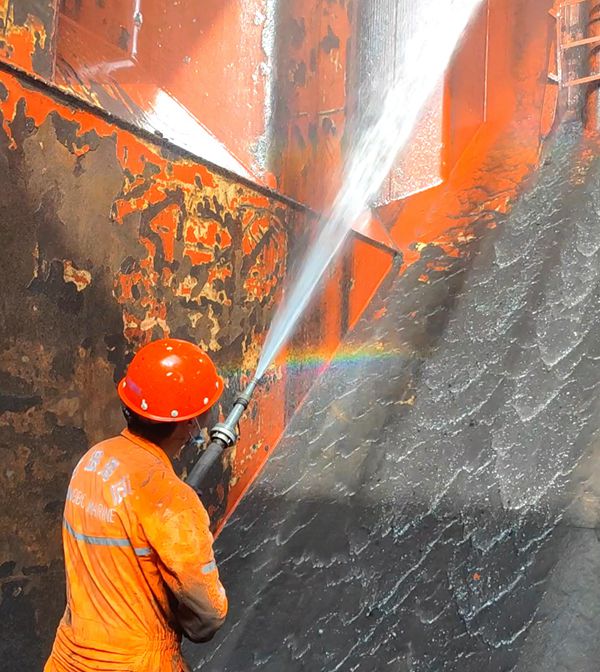 9-船員進(jìn)行沖艙作業(yè)。童傳恩 攝_副本.jpg