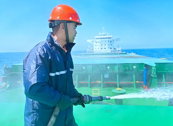 7-船員進(jìn)行甲板沖洗作業(yè)。李亞軍 攝_副本.jpg