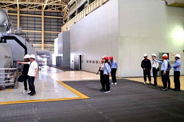 寧波海運(yùn)一行參觀(guān)臺(tái)二電發(fā)電現(xiàn)場(chǎng)。黃崇武攝_副本_副本.jpg