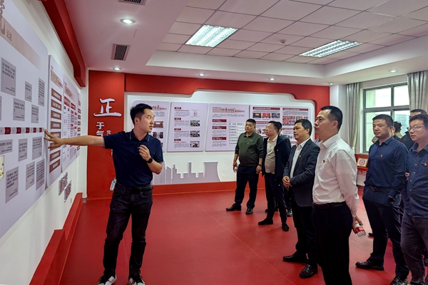 黨員同志參觀學(xué)習(xí)。俞杰 攝_副本_副本.jpg