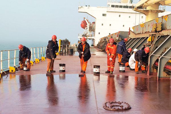 11-船員們?cè)谂撋w板上涂油漆，美容美化船舶。馬金樑 攝_副本.jpg