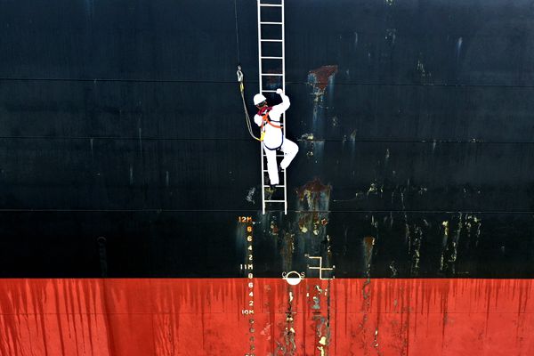 4-船員查看船舶水線。周宇驊 攝_副本.jpg