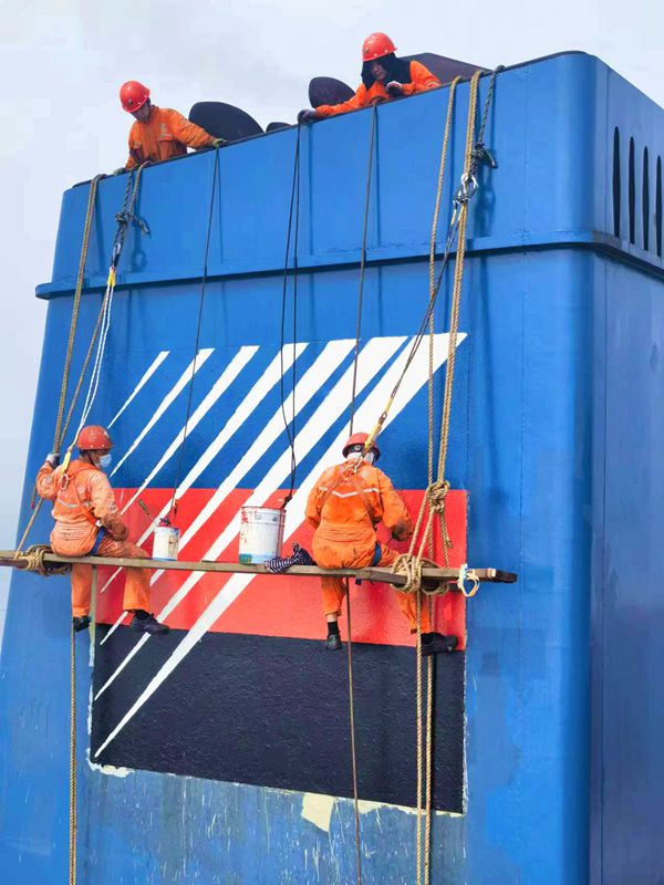 5-船員們對(duì)船舶煙囪進(jìn)行保養(yǎng)。陳強(qiáng) 攝_副本.jpg