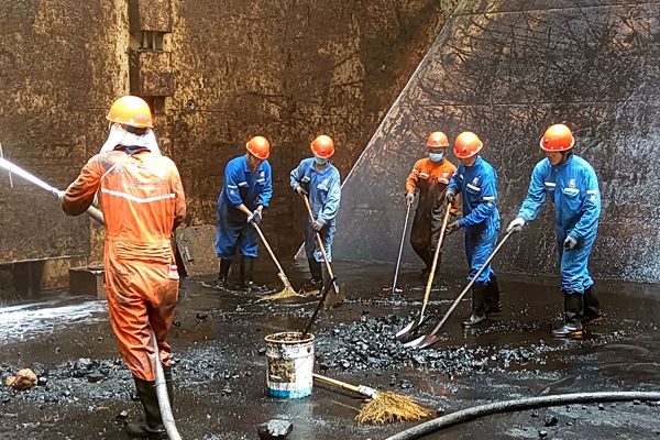 8-船員對(duì)貨艙沖洗作業(yè)。簡(jiǎn)志佳 攝_副本.jpg