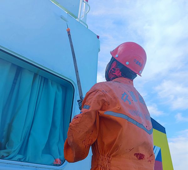 10-船員在涂刷油漆。童傳恩 攝_副本.jpg