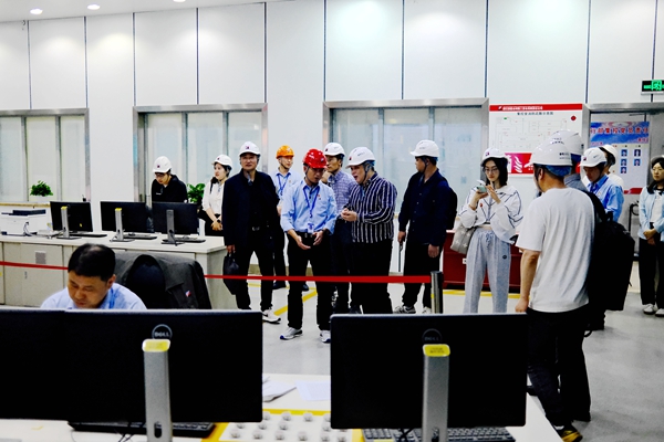 寧波海運(yùn)一行參觀(guān)臺(tái)二電集控中心。黃崇武攝_副本_副本.jpg