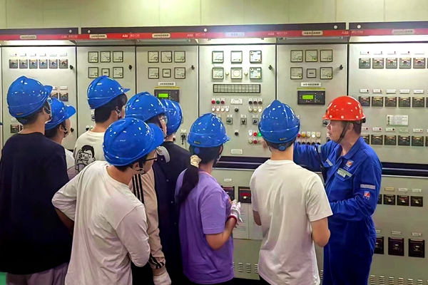 江蘇科技大學(xué)的學(xué)生們認(rèn)真聽取“明州55”輪輪機(jī)部人員的設(shè)備介紹。張彬攝_副本_副本.jpg