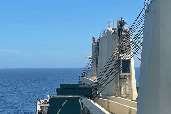 2-船員們對(duì)船舶克令吊進(jìn)行維護(hù)保養(yǎng)。黃起棟 攝_副本.jpg