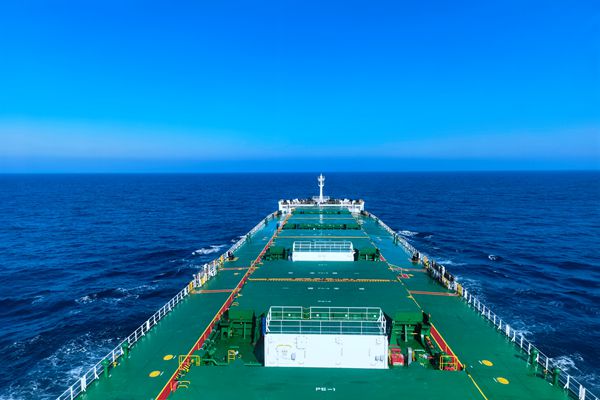 1-寧波海運(yùn)所屬船舶在大海上航行。朱協(xié)林 攝_副本.jpg