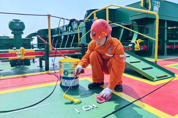 00-烈日下，寧波海運船員進行船舶刷漆作業(yè)。劉忠新攝_副本.jpg
