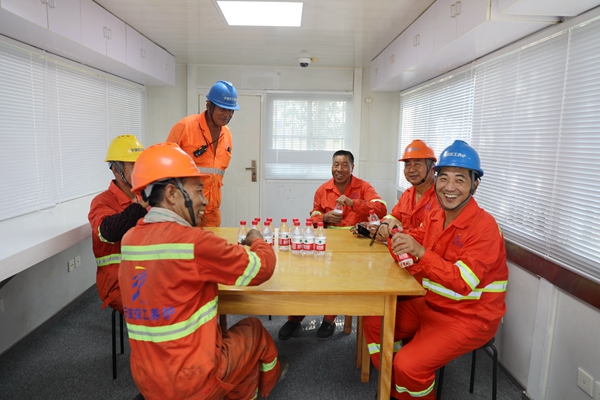 明州高速為戶外勞動(dòng)者送上一份清涼。華海琴 攝_副本.jpg