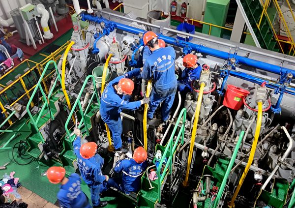 春節(jié)期間，寧波海運(yùn)船員們?cè)跈C(jī)艙間做好主機(jī)設(shè)備日常維護(hù)保養(yǎng)工作。閆小亮 攝_副本.jpg