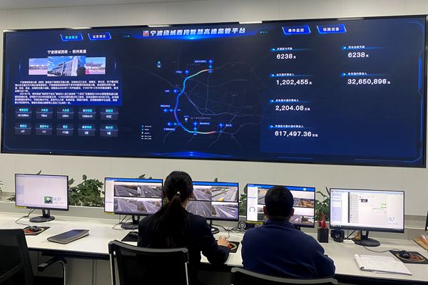 春節(jié)期間，寧波海運(yùn)明州高速監(jiān)控中心的監(jiān)控人員緊盯屏幕，監(jiān)測(cè)假期高速公路行車情況。華海琴 提供_副本.jpg